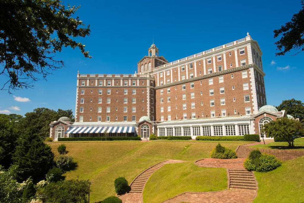 Exterior picture of the Cavalier Hotel