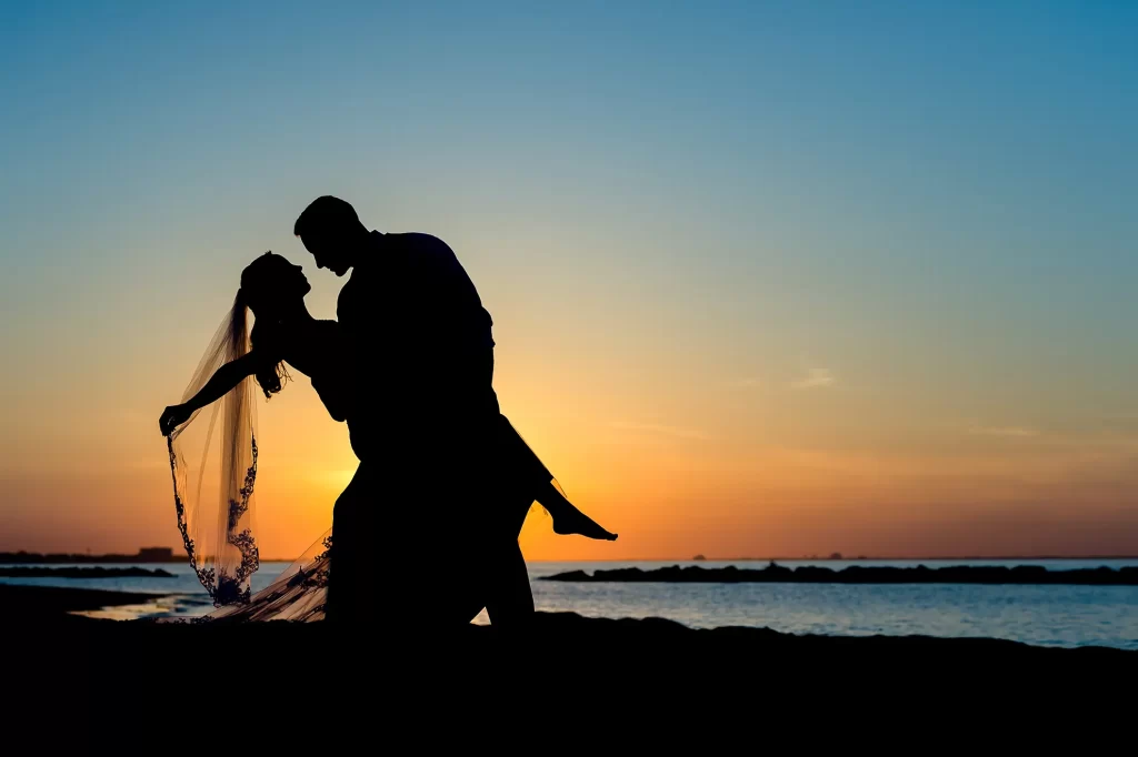 bride and groom sunset silhouette